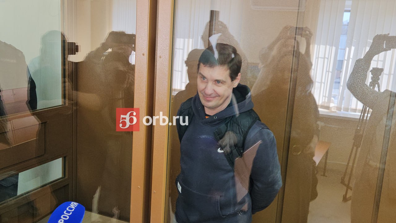 Оренбургскому блогеру Андрею Лысенко областной суд ужесточил наказание. «Lysenok» обвиняется по статье «Использование несовершеннолетнего в целях изготовления порнографических материалов». 1 апреля Центральный суд отправил его в колонию общего режима на 8 лет 6 месяцев. А на сегодняшнем заседании суд изменил место несения наказания на колонию строго режима; увеличил размер выплаты компенсации пострадавшему — с 200 до 500 тысяч рублей. Также из приговора исключили пункт о том, что Лысенко запрещено заниматься деятельностью в Интернете на срок 5 лет.
