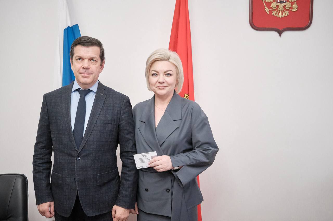 Местный депкорпус вновь в полном составе Экс депутат первого созыва Ачинского окружного совета депутатов Елена Родикова вошла в состав Законодательного собрания Красноярского края Ранее 24 октября на сессии парламентариями было принято единогласное решение о досрочном прекращении её полномочий Елена Родикова в ближайшее время пройдёт процедуру вступления в должность и приступит к исполнению депутатских обязанностей сообщается в соцсетях краевого парламента Освободившееся место в Ачинском окружном Совете депутатов займёт следующая в партийном списке от КПРФ Людмила Хлыстова Решение ТИК г Ачинска уже передано в аппарат местного депутатского корпуса Очередная третья сессия состоится 7 ноября В повестке 13 вопросов в том числе об избрании главы Ачинского муниципального округа