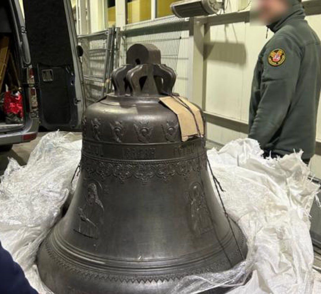 Таможенники задержали парня с православным колоколом на 260 килограммов. По словам мужчины, святыню он вёз по личной просьбе патриархов Кирилла и Николая — из Подольска, через Белоруссию и Украину. Но литовские силовики подумали иначе: машину обыскали, колокол нашли, водителя задержали. Теперь реликвия на экспертизе, а курьер может попасть под санкции. Подписаться