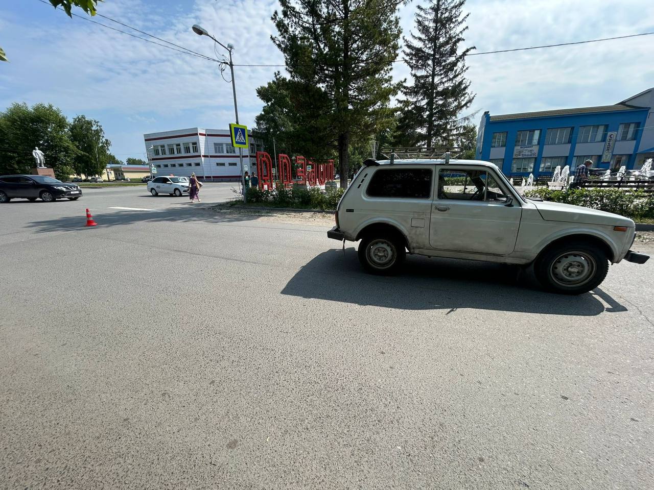 Пятилетний мальчика попал в больницу после наезда «Нивы» в Колпашево. 17 июня на улице Ленина, 45, автомобилем «ВАЗ-2121» под управлением 68-летнего мужчины-водителя совершён наезд на 5-летнего мальчика-пешехода, который, по предварительной информации, переходил проезжую часть по нерегулируемому пешеходному переходу. С травмами пешеход доставлен в больницу.