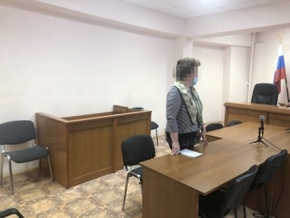 Бывшая заведующая одного из детский садиков на Итурупе гражданка М. осуждена Курильским районным судом за совершение двух однотипных преступлений – мошенничество с использованием своего служебного положения.   События, которые предшествовали судебному разбирательству, происходили в июле 2020 года – в то время, как одна из воспитательниц детсада была в отпуске. В силу семейных причин ей потребовалось ещё некоторое время для отдыха, и она связалась с заведующей и попросила предоставить отпуск без сохранения зарплаты.   Как сказано в материалах суда, «получив указанную информацию у заведующей в ходе телефонного разговора возник корыстный преступный умысел, направленный на противоправное безвозмездное изъятие и обращение в свою пользу бюджетных денежных средств… посредством предоставления табелей учета рабочего времени, в которых будут отображены заведомо ложные сведения о выходах на работу воспитателя».    В итоге получилась мутная схема, сокращенно называемая «мертвые души», когда по табелю работник трудится не покладая рук, а на самом деле – отсутстсвует. При этом деньги  доплаты, стимулирующие надбавки и так далее  получает заведующая. В итоге руководителю детсада на карту «капнули» больше 100 тысяч рублей.   Такая схема была отработана не один раз. Во втором случае заведующая стала богаче более чем на 60 тысяч рублей.   «В судебном заседании подсудимая М. заявила о полном признании вины в совершении инкриминируемых ей преступлений, раскаялась в содеянном», -  рассказали в пресс-службе Курильского районного суда.  При назначении наказания суд учёл возраст подсудимой, состояние здоровья, трудовые заслуги и награды, в том числе от Министерства образования и науки РФ, губернатора Сахалинской области, Собрания, главы МО, отдела образования администрации, главы администрации с. Буревестник, - за добросовестный труд и большой вклад в воспитание детей.   По приговору М. получила наказания в виде трёх лет и шести месяцев лишения свободы условно. Нанесённый ущерб бывшая заведующая возместила полностью.