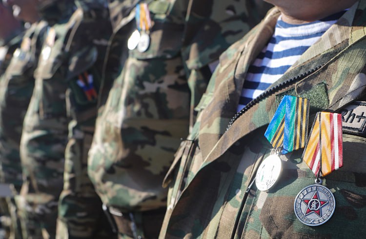 Для участников СВО и их семей в Приморском крае доступны новые возможности на рынке труда Кадровый центр Работа России сообщает о комплексных мерах государственной поддержки доступных для участников специальной военной операции и членов их семей на территории Приморского края Граждане могут получить содействие в трудоустройстве на постоянную временную или сезонную работу повысить квалификацию освоить новую профессию или открыть собственное дело Более подробную информацию можно получить в КГКУ Приморский центр занятости населения в г Находке по адресу Находкинский пр т 1Е или по телефонам 8 4236 64 00 83 8 4232 02 27 77 Специалисты центра проконсультируют по всем вопросам связанным с программой поддержки и условиями участия Подробнее по ссылке