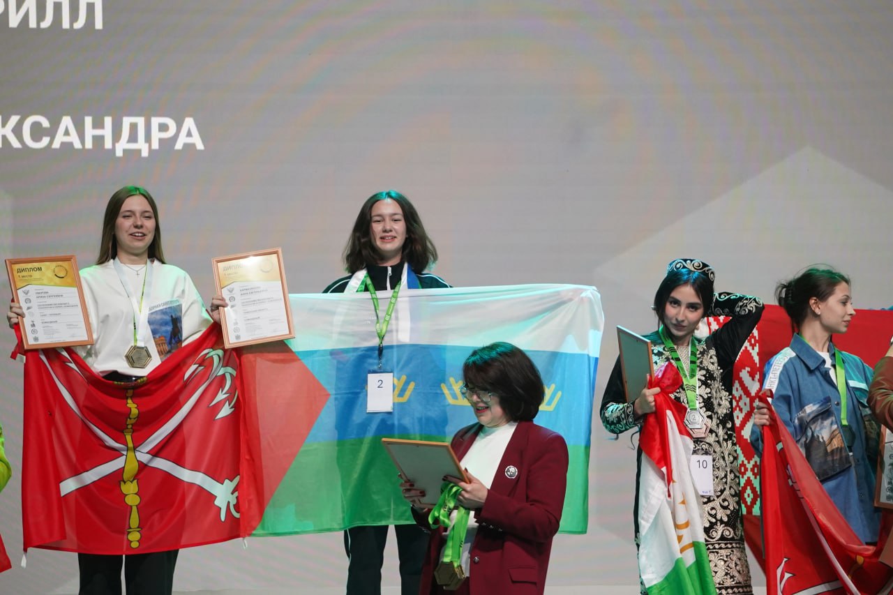 Команда Тюменской области в 2025 году побила абсолютный рекорд по количеству наград за всю историю конкурса Профессионалы Сборная региона в этом году завоевала 40 медалей 16 золотых 18 серебряных и 6 бронзовых Итоги чемпионатного цикла конкурса Профессионалы и Чемпионата высоких технологий подведены в Санкт Петербурге Расширенный состав сборной Тюменской области представленный 108 участниками в 95 компетенциях показал высокий уровень подготовки Соревнования прошли в три этапа 1 межрегиональный сборная Тюменской области участвовала в отборах в 25 субъектах России и завоевала 9 золотых 11 серебряных и 4 бронзовые медали а также 25 медальонов за профессионализм знак признания экспертного сообщества 2 финал Чемпионата высоких технологий в Великом Новгороде 2 серебряные медали 3 финал всероссийского чемпионата Профессионалы который прошел в Нижнем Новгороде Калуге и Санкт Петербурге по итогам основного зачета сборная Тюменской области завоевала 1 золотую 2 серебряные и 2 бронзовые медали в индустриальном зачете 1 золото и 1 серебро в командном зачете 5 золотых и 2 серебряные награды Фото финал всероссийского чемпионата Профессионалы Департамент труда и занятости населения Тюменской области Подписывайтесь на Информационный центр Правительства Тюменской области Читайте нас в MAX