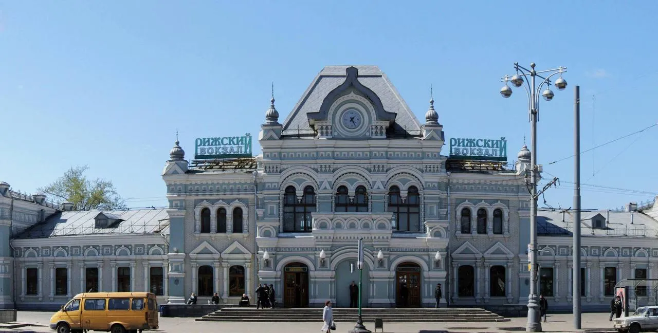Рижский вокзал снова не смогли продать Аукцион по продаже здания Рижского вокзала в Москве не состоялся на него просто не подали ни одной заявки По лоту 1 не подано ни одной заявки на участие в торгах в связи с чем процедура проведения торгов не состоялась говорится в выписке из протокола о результатах торгов Стартовая цена была 4 млрд рублей торги планировали провести в конце апреля но желающих купить объект так и не нашлось И это уже не первая попытка продать вокзал РЖД давно пытаются избавиться от него но пока безрезультатно Наши каналы Telegram MAX