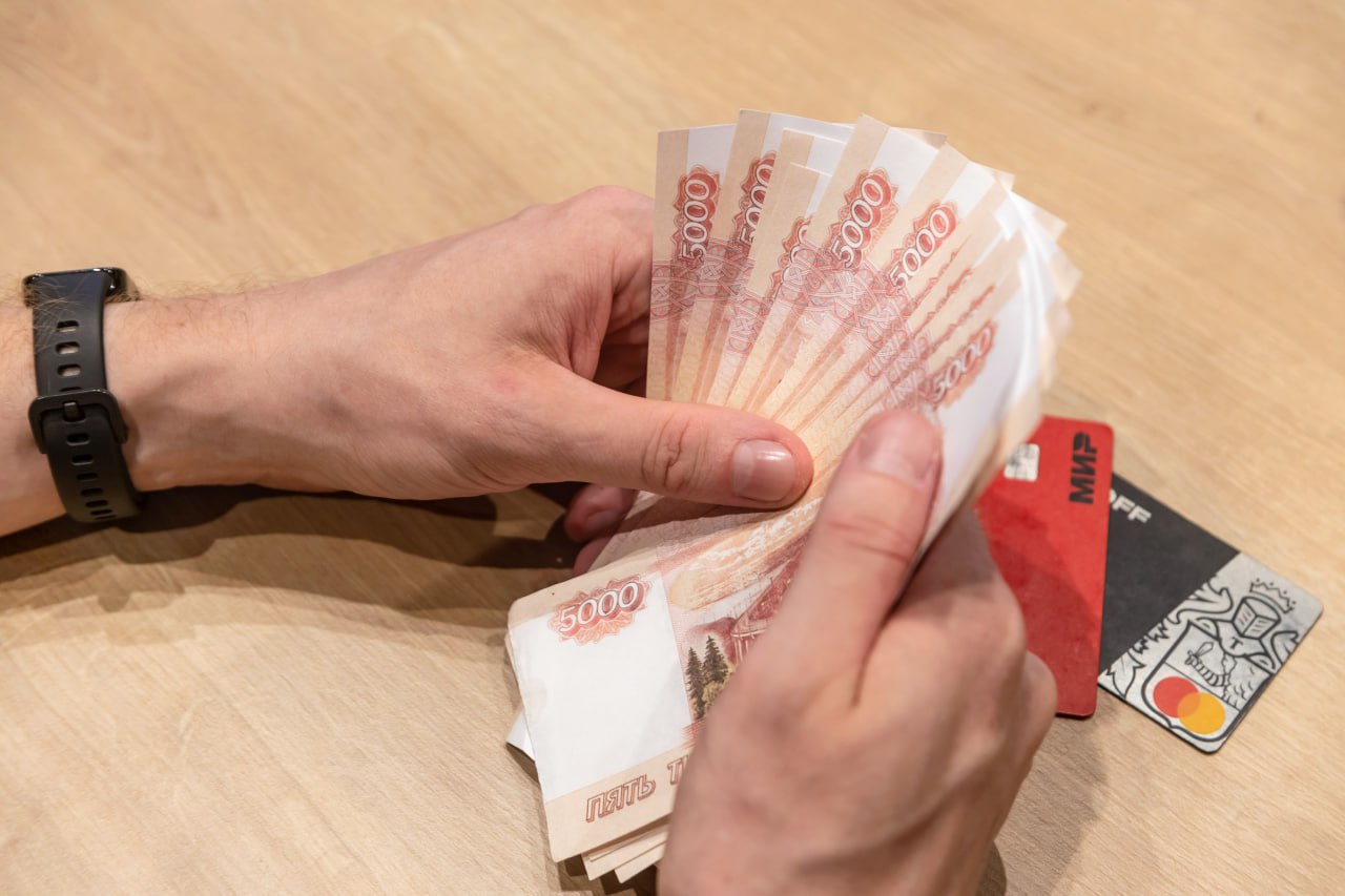 В Магнитогорске пойдет под суд директор за долги по зарплате в 2,6 млн рублей. С ноября 2023 года по октябрь 2024 года она задолжала эту сумму 21 работнику. — У директора имелась реальная возможность для выплаты заработной платы, а находившиеся в распоряжении денежные средства расходовались ей на иные нужды организации, не являющимися первоочередными, - подчеркивают в Следственном комитете. В ходе следствия женщина частично погасила задолженность и выплатила сотрудникам 1,4 млн рублей. На оставшуюся сумму было арестовано ее имущество - четыре объекта недвижимости, автомобиль и банковские счета. Уголовное дело передано в суд.