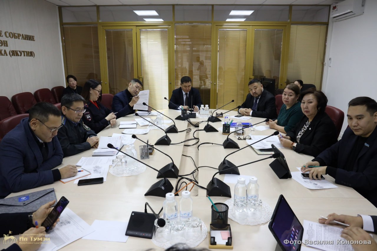 Кадровый голод в Арктике масштабные проекты утверждены а работать некому На фоне запуска крупных инфраструктурных проектов в Арктической зоне Якутии власти столкнулись с острым дефицитом квалифицированных рабочих Проблему усугубляет неготовность системы профобразования гибко реагировать на запросы рынка и хроническое недофинансирование учебной инфраструктуры Массово требуются водители всех категорий речники судоводители строители бульдозеристы слесари горняки энергетики преподаватели технических специальностей и даже гиды для китайских туристов Парадокс ситуации в том что масштабные проекты в Арктике требующие тысяч квалифицированных рук уже утверждены Заместитель министра по развитию Арктики Михаил Погодаев сообщил что утвержден мастер план агломерации Тикси Найба включающий строительство нового морского порта модернизацию аэропорта и создание дорожной инфраструктуры Для реализации потребуется огромное количество квалифицированной рабочей силы подчеркнул Погодаев Если мы сейчас не обеспечим эти маршруты своими местными кадрами все закончится так как это сложилось в Мурманске где задействована полностью китайская инфраструктура предупредил министр Андреев Подробнее   yakutia info article 214505