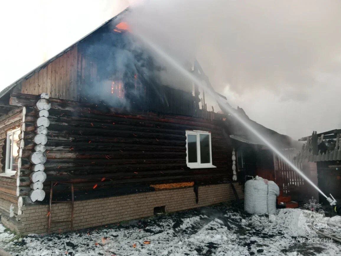 #пожарызасутки  Загорелось сразу все    23 ноября в 16:04.   В Тевризе загорелся дом, веранда, баня и навес.  Жилье и строения на площади 220 квадратных метров потушили 6 сотрудников МЧС России, было задействовано 3 единицы спецтехники.  Самостоятельно до прибытия огнеборцев жилье покинули 3 человека.    Время ликвидации открытого горения: 18:18.  Пострадавших нет.    ‍ Предварительная причина пожара устанавливается.