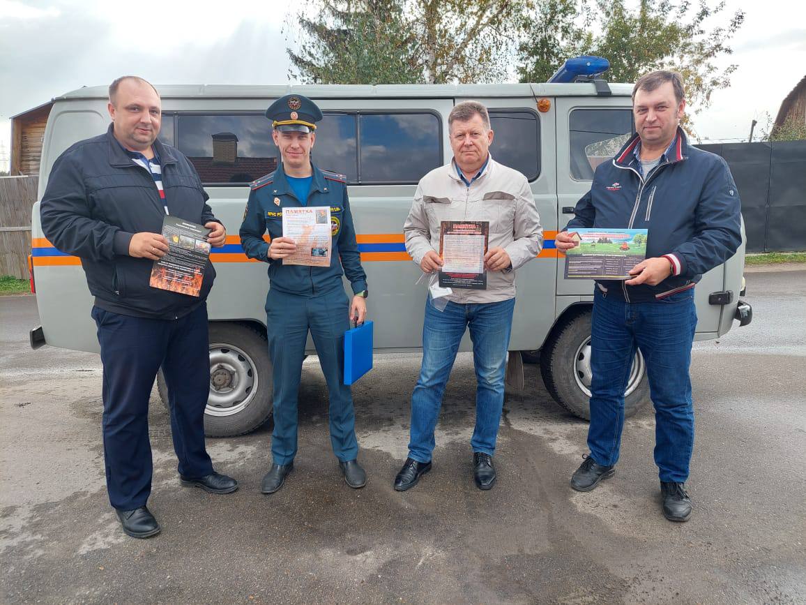 Профилактические рейды по пожарной безопасности прошли в частном секторе и садоводческих товариществах   С приходом похолодания наступает и осенне-зимний пожароопасный период.   Основной причиной происходящих в жилье в этот период пожаров является человеческий фактор. В целях недопущения гибели и травматизма людей на пожарах городское управление ГОЧС и администрации районов проводят профилактические рейды по частному жилому сектору и садоводствам. 21 сентября противопожарные профилактические рейды прошли во всех районах города. Работники городского управления ГОЧС и администрации Индустриального района,  с участием инспектора государственного пожарного надзора по Индустриальному району в этот день провели профилактический рейд в СНТ «Мичуринцев», «Фиалка», «Ракета», которые примыкают к лесному массиву ленточного бора. Садоводам напомнили о мерах предосторожности при использовании электрооборудования, газового оборудования и печного отопления в банях и жилых помещениях. Домовладельцев предупредили о возможных последствиях неосторожного обращения с огнем вследствие курения, сжигания мусора и листвы без соблюдения мер пожарной безопасности.    В ходе рейда каждый житель с кем проводились беседы получил памятки с правилами пожарной безопасности и номерами телефонов экстренных служб.   Городское управление ГОЧС в связи с наступлением отопительного периода просит жителей соблюдать меры пожарной безопасности.