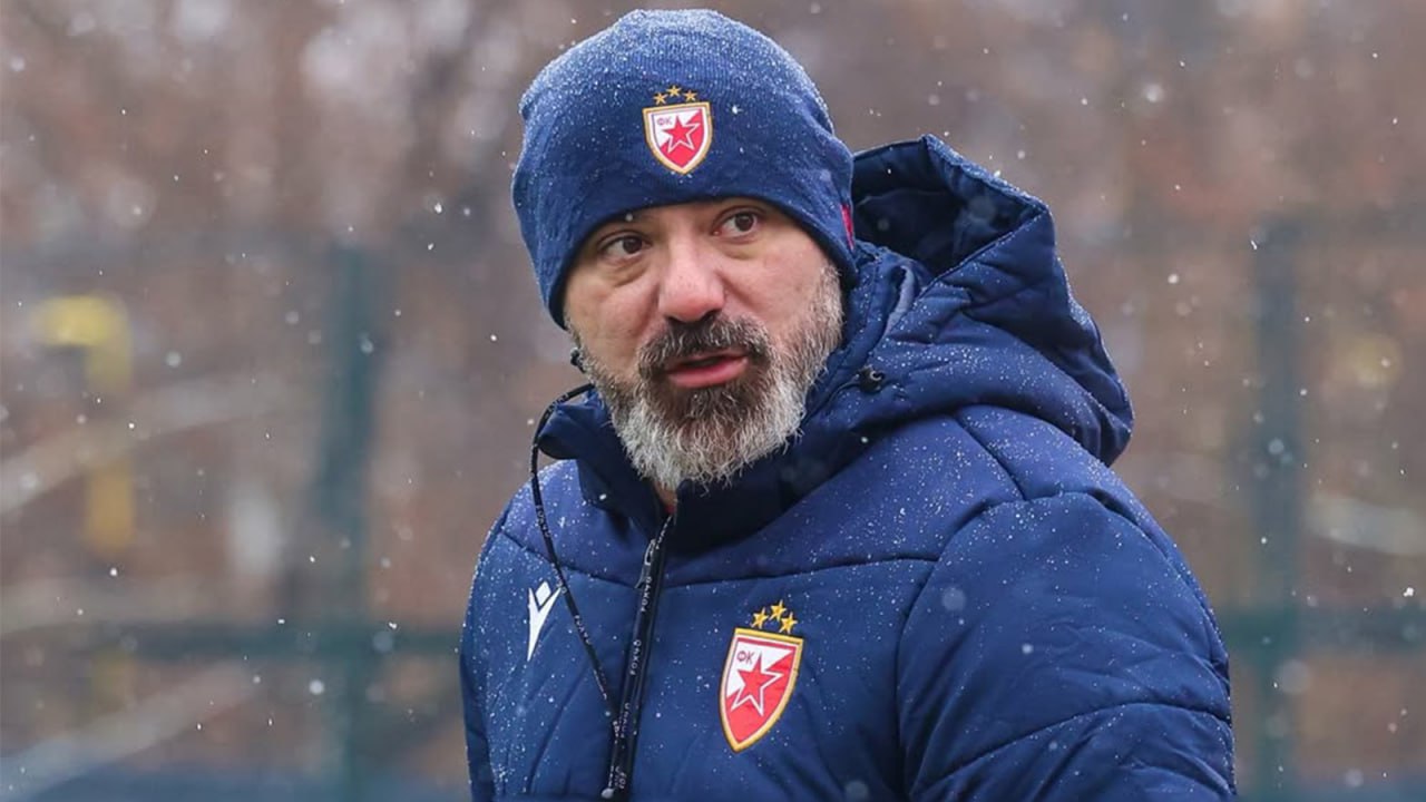 Российский клуб предложил за Тикнизяна 5 5 млн евро Станкович умолял руководство Црвены Звезды не продавать его В интервью Mozzart TV генеральный директор Црвены Звезды Звездан Терзич рассказал В моем первом же разговоре с Деяном Станковичем о составе команды он сказал мне Пожалуйста не трогай Тикнизяна У нас есть предложение по нему из России на 5 5 млн евро Не буду называть клуб Деки умолял меня говорил Терза пожалуйста не трогай Тикнизяна его энергия его работоспособность Тикнизян перешел в Црвену летом 2025 года из московского Локомотива за 1 7 млн евро Transfermarkt оценивает нынешнюю рыночную стоимость 26 летнего футболиста в 4 5 млн евро