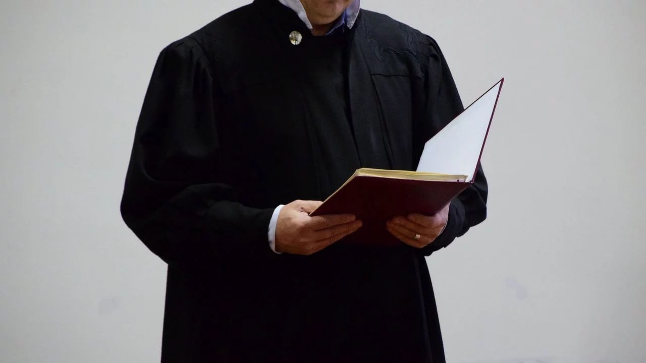 Жителю Челябинской области вынесли приговор за организацию нелегальной миграции По данным следствия вместе с подельниками в течение двух лет с января 2022 по апрель 2024 года мужчина занимался обустройством в России мигрантов без законных оснований Для них оформлялись поддельные документы в том числе об образовании и о заключении брака а также свидетельства о рождении благодаря чему можно было получить российский паспорт в упрощенном порядке по программе добровольного переселения Схему подпольного бизнеса вскрыли сотрудники регионального Управления ФСБ Следственный комитет возбудил уголовно дело по статье Организация незаконной миграции группой лиц по предварительному сговору В итоге подсудимого признали виновным и приговорили к двум годам лишения свободы Отбывать срок он будет в колонии общего режима Фото ГТРК Южный Урал Подписывайтесь на Вести Южный Урал в MAХ