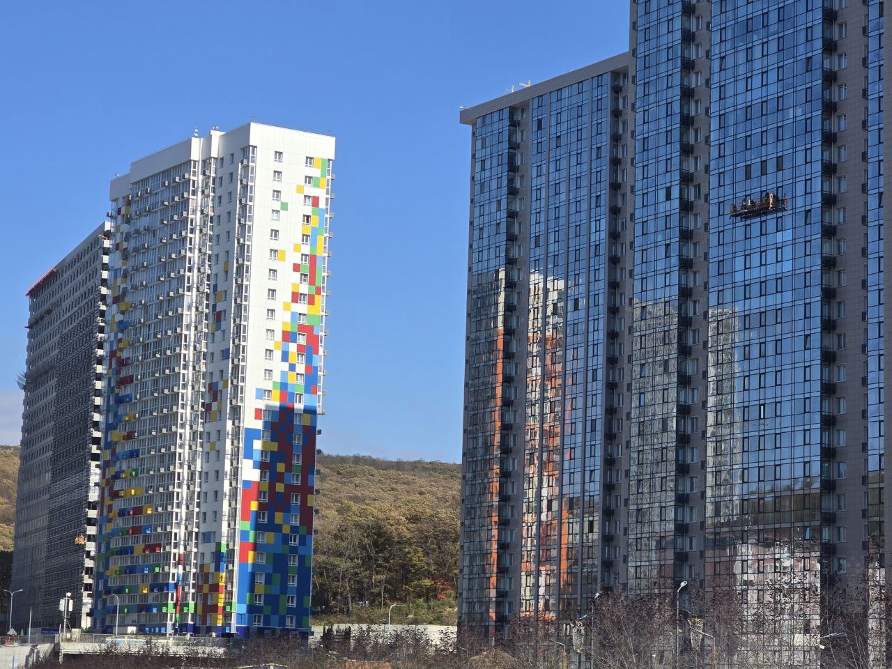 Владивосток оказался наименее доходным городом ДФО для инвестиций в жилье Город занял 64 место по доходности инвестиций в квартиры под сдачу в аренду среди 70 крупнейших городов России Средняя стоимость квартиры составила 9 7 млн руб При этом средняя арендная ставка составила 42 4 тыс руб в месяц В результате доходность инвестиций в аренду оказалась на уровне 5 2 годовых а срок окупаемости приблизился к 19 2 года Наиболее привлекательным городом Дальнего Востока для инвестиций в недвижимость стал Хабаровск Средняя стоимость квартиры здесь составила 7 млн руб при средней арендной ставке 47 5 тыс руб в месяц Это обеспечило доходность на уровне 8 1 годовых и срок окупаемости 12 4 года РБК Восток в Telegram и MAX