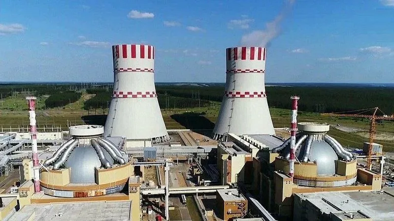 Россия планирует выделить Казахстану кредит в 12 75 млрд на строительство АЭС Балхаш Россия намерена предоставить Казахстану межгосударственный кредит на строительство первой атомной электростанции в размере 85 от ее стоимости Об этом заявил директор казахстанского Агентства по атомной энергии Алмасадам Саткалиев передают казахстанские СМИ По его словам остальные 15 суммы финансирования проекта обеспечит правительство Казахстана Глава агентства сообщил о том что сейчас стороны прорабатывают два соглашения о строительстве АЭС Балхаш и об условиях выделения кредита Он также напомнил что стоимость строительства атомной электростанции с двумя энергоблоками мощностью по 1 2 гигаватта с участием российской корпорации Росатома оценивается в 15 млрд ℹ 8 августа 2025 года в посёлке Улькен Алматинской области стартовали работы в рамках строительства первой атомной электростанции в Казахстане которым займется российская госкорпорация Росатом Ожидается что мощность будущего энергообъекта составит 2 4 гигаватта Работы планируют завершить в 2035 2036 году Ранее LogiStan писал о том что в октябре 2024 года в Казахстане состоялся референдум о строительстве в стране АЭС За проголосовали более 71 участников референдума Читайте также В Узбекистане начали заливать фундамент под строительство первой АЭС Узатом и Росатом заключили соглашение об обновленной конфигурации первой АЭС в Узбекистане Logistan info Telegram MAX