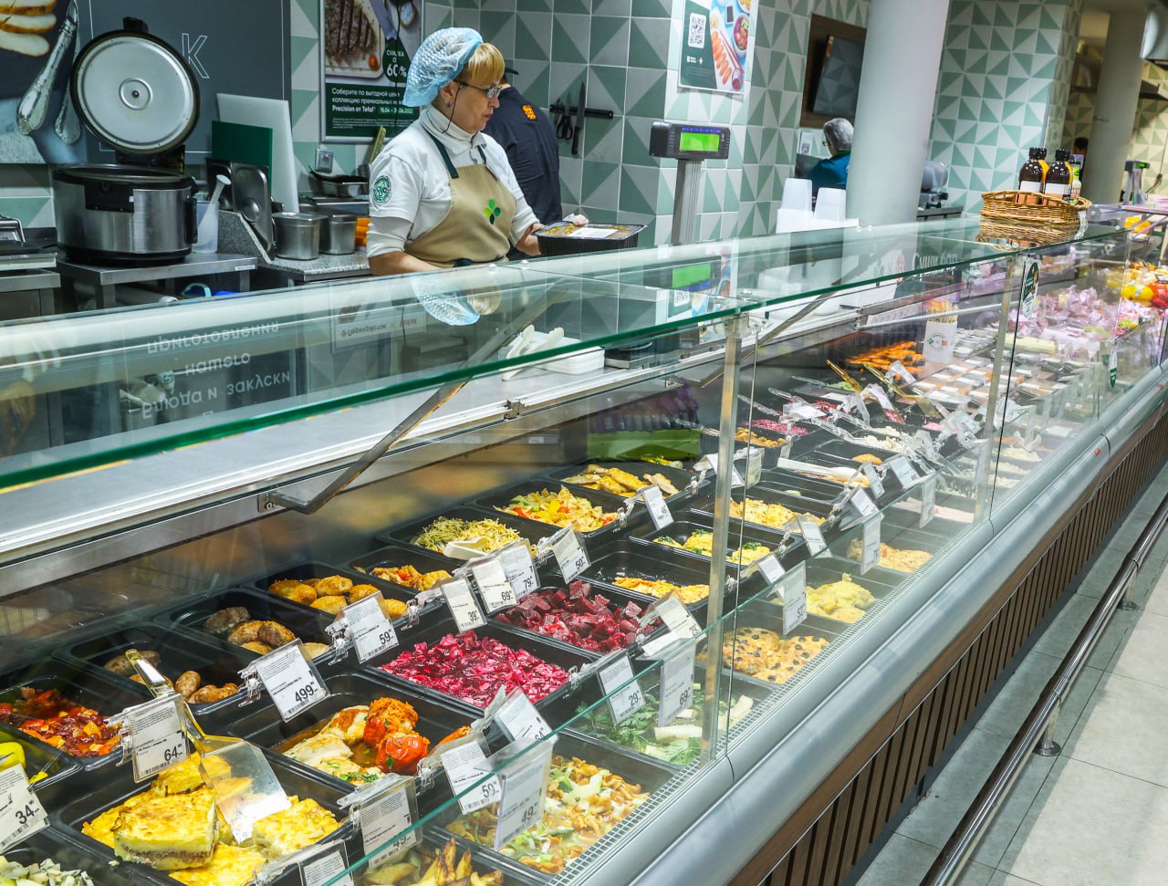 Рестораторы попросили устранить неравенство в правилах работы общепита и торговых сетей продающих готовую еду Обращение с просьбой обратить внимание на эту проблему Федерация рестораторов и отельеров России ФРиО направила председателю Госдумы Вячеславу Володину Рестораторы обеспокоены ситуацией когда торговые сети активно развивающие продажи готовой еды фактически оказывают те же услуги что и общепит вплоть до организации зон приема пищи Но к торговым точкам применяются менее строгие нормы и требования чем к ресторанам и кафе Юристы соглашаются что разница в требованиях существует но предупреждают что если магазины будут вынуждены соблюдать те же условия что и рестораны это потребует совершенно других инвестиций Фото Bulkin Sergey news ru Global Look Press РБК в Telegram MAX