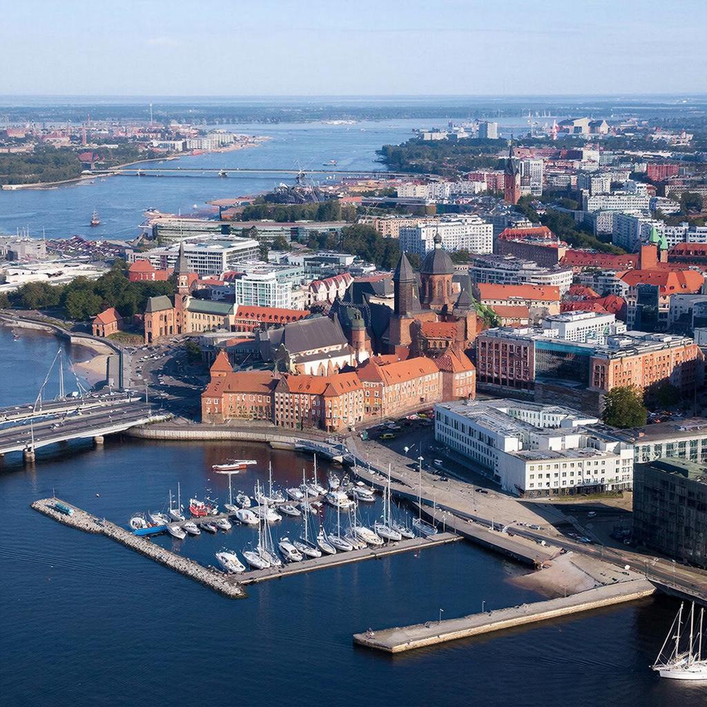 Калининградская область вошла в топ 10 регионов экономического роста России Ключевые показатели за 10 11 месяцев Промышленность 8 5 обрабатывающий сектор 11 в десятке лидеров РФ Инвестиции в основной капитал 10 5 выше среднероссийских Розничная торговля тоже в плюсе Собственные доходы бюджета 13 7 14 3 млрд руб налог на прибыль 24 4 2 млрд руб Доля собственных доходов 75 дотации сократились на 15 Для поддержки социально экономического развития Калининградской области используются все ключевые федеральные инструменты В регионе действует особая экономическая зона специальный административный район на острове Октябрьском механизм поддержки новых инвестиционных проектов за счет высвобождаемых средств от реструктуризации бюджетных кредитов а также инструменты инфраструктурных бюджетных и казначейских инфраструктурных кредитов Отдельное внимание уделяется развитию туристической инфраструктуры отметил заместитель министра экономического развития России Святослав Сорокин В 2025 году на программу выделено 14 7 млрд рублей федеральных средств они идут на поддержку резидентов особой экономической зоны завершение Северного обхода Калининграда берегозащитные проекты и социальные инициативы Отдельный акцент сделан на туризме развиваются модульные гостиницы и крупные отели модернизируется прибрежная инфраструктура В рамках федерального проекта 5 морей и озеро Байкал готовится создание морского курорта Белая Дюна с финансированием инженерной и транспортной инфраструктуры рассказали в Правительстве сделановроссии Подписывайтесь на Сделано в России