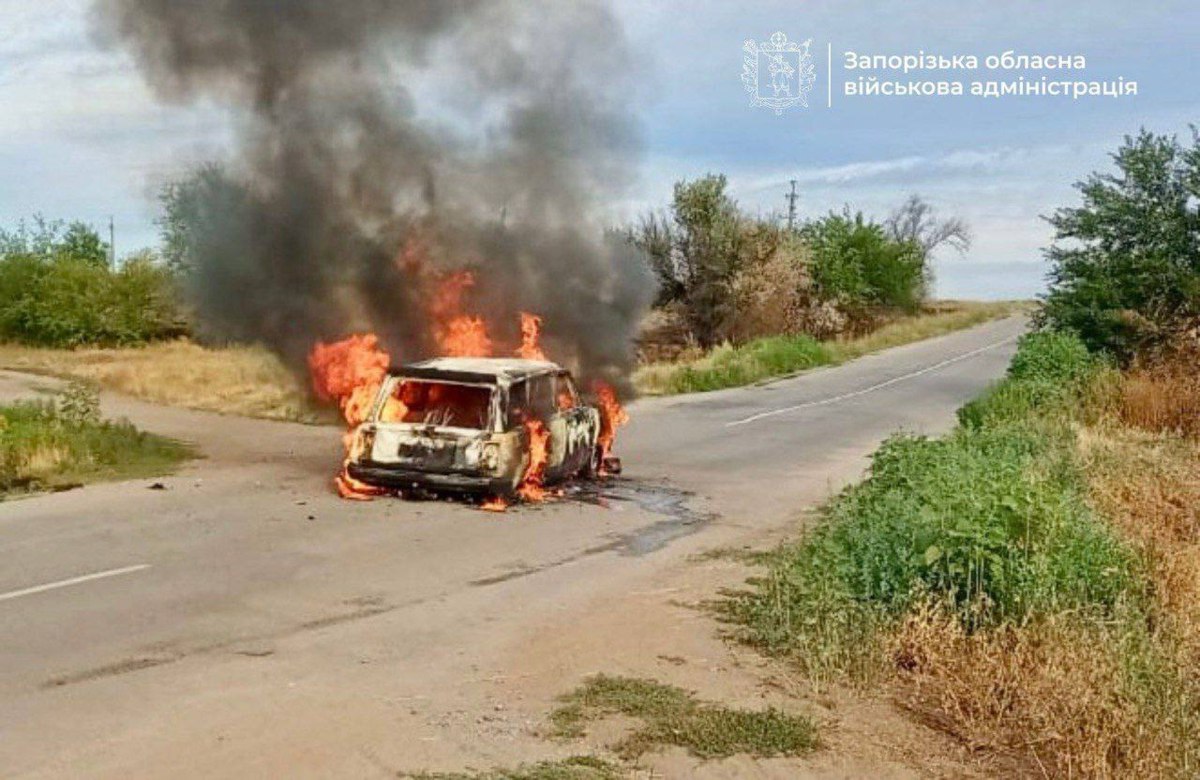 В Херсоне ВС РФ атаковали маршрутку беспилотником, двое людей погибли  По данным местной прокуратуры, сегодня около 08:30 ВС РФ нанесли удар беспилотным летательным аппаратом по маршрутному автобусу, который двигался в пригороде Херсона. В результате атаки погибли двое гражданских лиц, шесть человек получили ранения разной степени тяжести.  Также сегодня утром ВС РФ атаковали Беленьковскую общину в Запорожской области. Глава Запорожской ОВА Иван Фёдоров заявил, что FPV-дрон попал в автомобиль с двумя людьми, которые погибли на месте.   Задонатить через бота   Patreon   Boosty