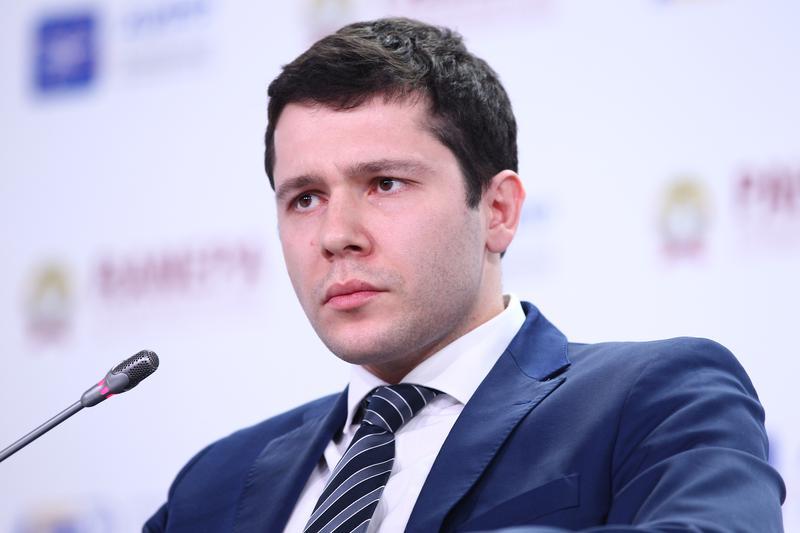 Россия вынуждена отказаться от разработки единой модульной автомобильной платформы из за бюджетных ограничений Ввиду бюджетных ограничений мы вынуждены были пока отказаться от капиталоемкого проекта разработки единой модульной платформы Без господдержки наши производители сейчас к сожалению такие затраты не смогут потянуть заявил глава Минпромторга Антон Алиханов При этом глава Минпромторга обозначил новый приоритет локализацию ключевых компонентов включая детали для электромобилей и гибридных машин По его словам в 2025 году в России выпустили 15 тыс электро и гибридных автомобилей что втрое превышает показатели предыдущего года Подписаться на телеграм канал Autonews