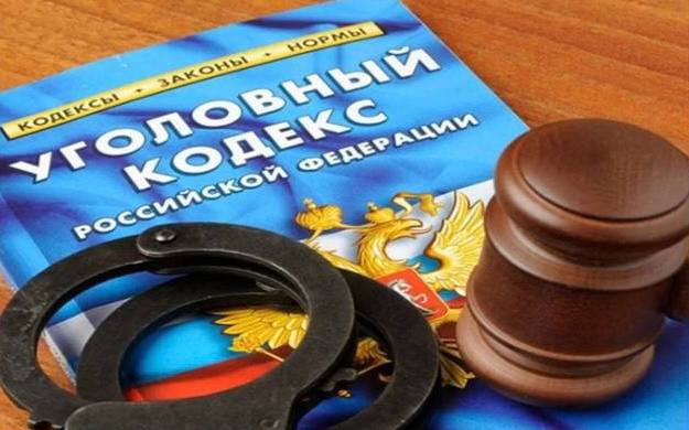 В г Югорске перед судом предстанут двое сотрудников ГИБДД за превышение должностных полномочий Прокуратура автономного округа утвердила обвинительное заключение по уголовному делу в отношении двух сотрудников ОГИБДД ОМВД России по г Югорску Они обвиняются по п п г е ч 3 ст 286 УК РФ превышение должностных полномочий совершенное из иной личной заинтересованности группой лиц по предварительному сговору и ч 5 ст 327 УК РФ использование поддельного официального документа По версии следствия в 2024 году начальник и старший инспектор регистрационно экзаменационного отделения Госавтоинспекции при постановки автомобилей на государственный учет совершали незаконные регистрационные действия вносили в договоры купли продажи транспортных средств недостоверные сведения В результате указанных действий они присвоили государственные регистрационные номера семи автомобилей с определенной комбинацией цифр и букв Уголовное дело направлено в суд для рассмотрения в суд по существу Сотрудники полиции уволены из органов внутренних дел