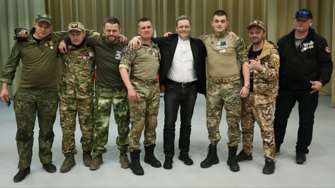 Кустовая встреча с участниками СВО и их родными прошла в Кадуе. Для губернатора Вологодчины Георгия Филимонова это уже десятая такая встреча: «Сегодня на важный и нужный разговор съехались жители из нескольких округов: Шекснинского, Череповецкого, Кадуйского, Усюженского, Бабаевского, Чагодощенского», - рассказал губернатор. Георгий Филимонов напомнил, что в Вологодской области действует 41 мера поддержки военнослужащих и их семей: «При этом, важно, мы не разделяем наших бойцов на мобилизованных, контрактников, добровольцев и сотрудников ЧВК. Принимаем обращения через Единую диспетчерскую службу на базе «122». В регионе работает и прямой номер для жителей ДНР, ЛНР, Херсонской и Запорожской областей — 8-800-101-00-35. Слышим каждого", - подчеркнул Георгий Филимонов.