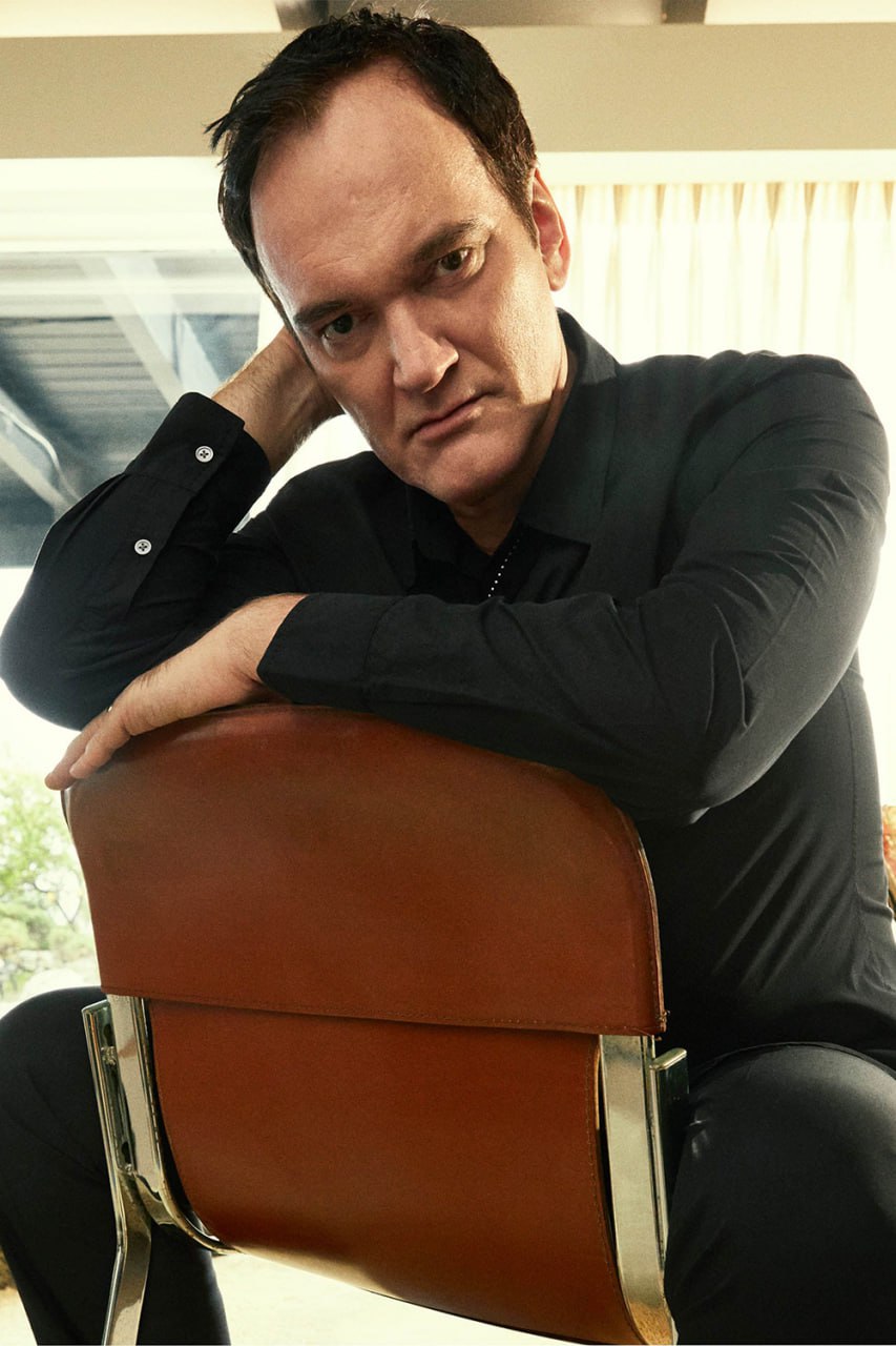 Квентин Тарантино назвал причину отказа от своего «Кинокритика» В подкасте Church of Tarantino Тарантино объяснил , что отказался от съёмок «Кинокритика», потеряв интерес к проекту ещё на этапе подготовки. «Я очень люблю этот сценарий. Но я хотел проверить: смогу ли я взять, пожалуй, самую скучную профессию в мире и сделать о ней увлекательное кино? Кому вообще захочется смотреть телешоу про какого-то грёбаного кинокритика? Кто пойдёт в кинотеатр на фильм с таким названием? Если бы мне удалось заинтересовать зрителей историей о человеке, который просто смотрит кино, это было бы достижением. И, думаю, у меня получилось», — признался Квентин. В нашей статье Спартак Волков рассказывает, каким должен был быть фильм мечты режиссёра, который мы, вероятно, никогда не получим. Фото: Alexi Lubomirski