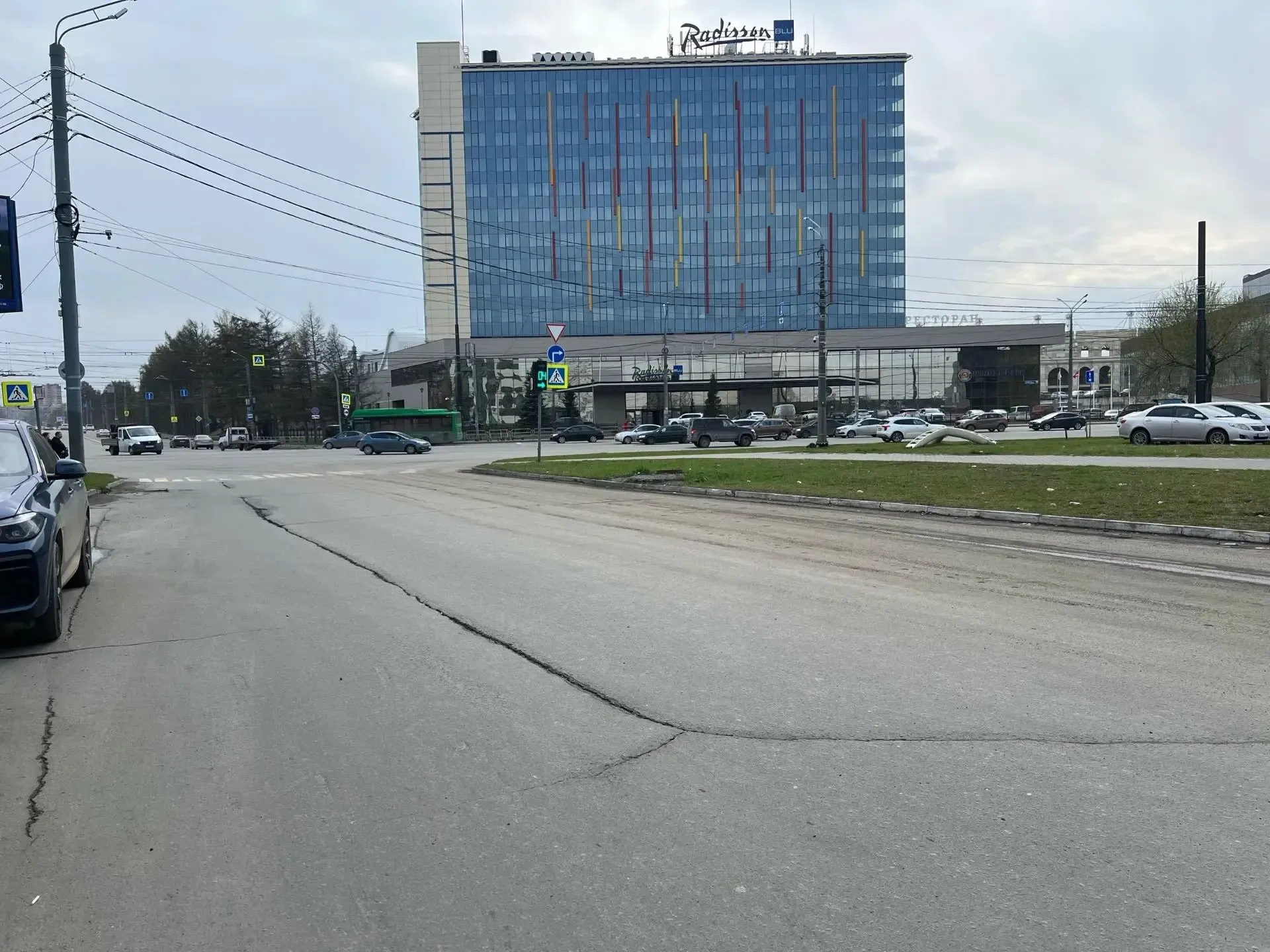 В Центральном районе Челябинска в ближайшие недели будут ремонтировать дороги на улицах Смирных Либкнехта Энгельса и Академика Королева Подрядчики заменят покрытие проезжей части установят новые дорожные знаки и нанесут разметку термопластиком сообщила администрация города Ремонт планируют завершить к концу июля Подписаться на ЕАН Челябинск в Макс