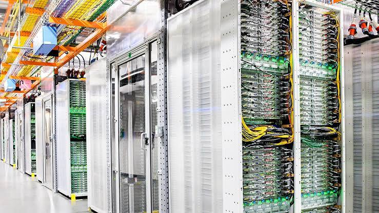 AMAZON анонсировал партнерство с OpenAI производитель ChatGPT на 38 млрд по поставкам ии чипо Чипы производит NVIDIA Amazon будет предоставлять обаяние решения и оборудования для машинного обучения OpenAI в течение 7 лет Предполагается что в аренду Объясняю в аудио что это значит И почему акции Amazon на этом растут на 6 что хорошо И акции NVidea на 3 рост в 2 раза меньше и вот почему P S на картинке вот как выглядят эти чипы когда собраны в оборудование которые зовется облаком