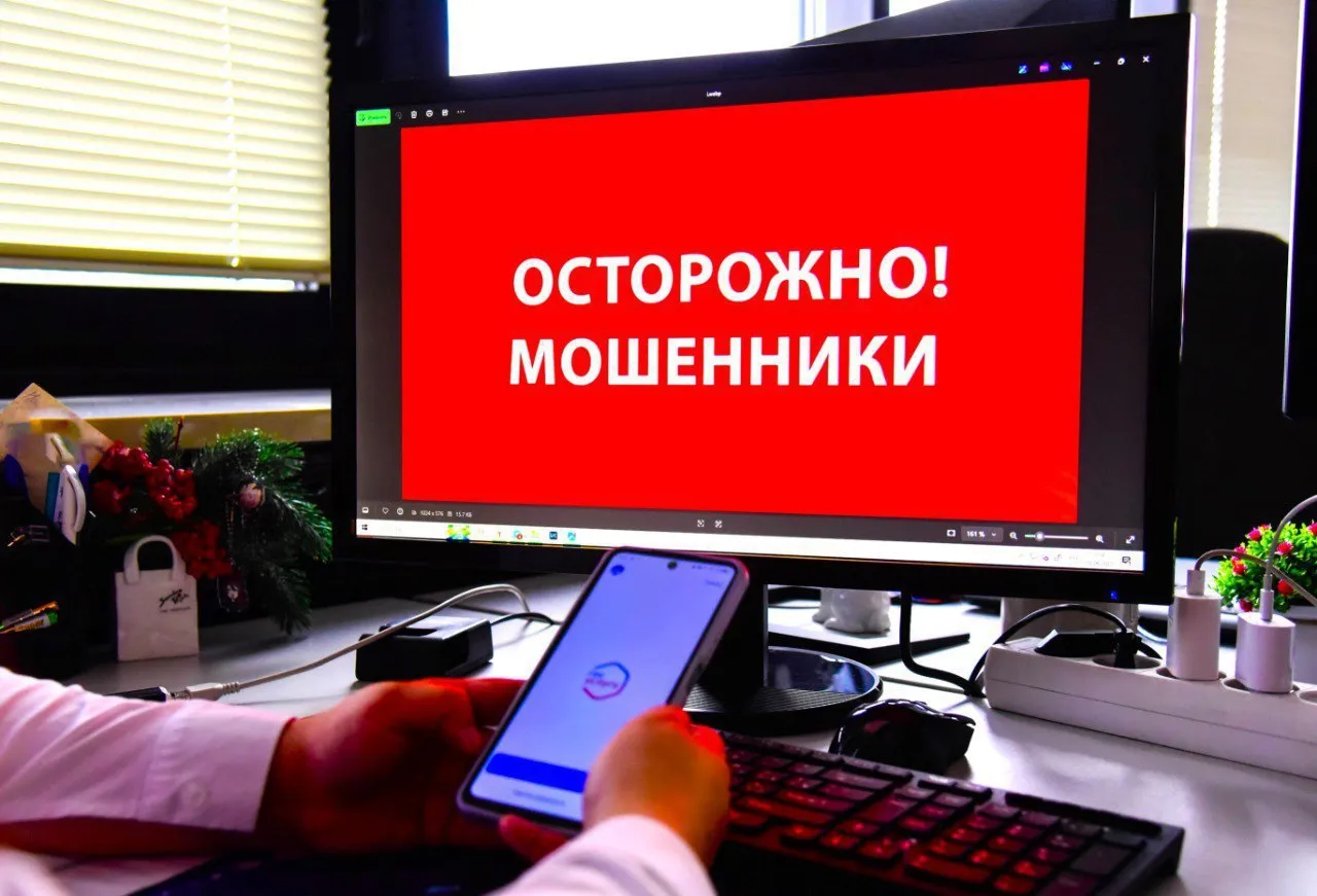 Предупреждаем мытищинцев о новой схеме мошенничества В пресс службе Мингосуправления Московской области рассказали что злоумышленники маскируются под руководителей или коллег в мессенджерах чтобы обманом получить доступ к личным данным граждан Преступники действуют следующим образом под предлогом цифровизации трудового стажа создают поддельный рабочий чат убеждают человека перейти в специальный бот имитирующий официальный портал Госуслуг и просят прислать в бот код из СМС или push уведомления Как только он оказывается у злоумышленников они получают полный доступ к личному кабинету пострадавшего Защититься от подобных атак поможет соблюдение простых правил цифровой безопасности Ознакомиться с ними можно на Госуслугах в разделе Доступно о телефонных мошенниках мытищи новости Социальные сети городского округа Мытищи