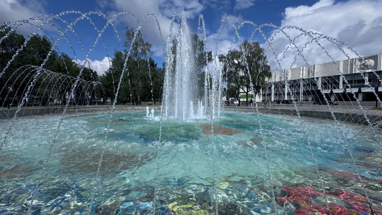 Многострадальный фонтан отключат в Уфе Фонтан в сквере Ильича в Уфе остановлен для дополнительных работ, сообщил Глава Администрации Калининского района города Газизьян Ахмедьянов в субботу, 2 августа. Реконструкция фонтана в уфимском сквере Ильича перешла в новую фазу. После завершения пусконаладочных работ и тестового запуска, в ходе которого проверялась герметичность труб и насосных систем, воду из чаши полностью спустили. С 7 августа подрядчики приступят к дополнительным операциям: облицовке смальтой вертикальных участков объёмных фигур, не предусмотренной первоначальным контрактом. Глава Калининского района Газизьян Ахмедьянов призвал горожан «с пониманием отнестись к ситуации», подчеркнув необходимость этих мер для долговечности объекта.