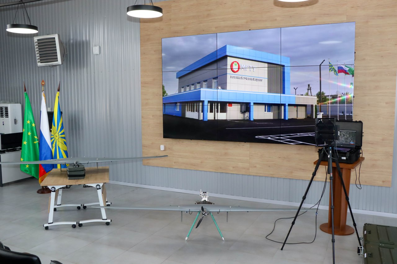 Комплекс БПЛА Supercam S350 нового поколения передан вузу Адыгеи по поручению Дениса Мантурова   Майкопский государственный технологический университет  МГТУ  стал первым вузом в России, которому передан инновационный комплекс БПЛА Supercam S350 нового поколения для обучения курсантов Военного учебного центра  ВУЦ . Оборудование получено от ГК «Беспилотные системы» по поручению первого вице-премьера России Дениса Мантурова, которое он дал в рамках рабочей поездки в Адыгею в марте этого года.  Supercam S350 представляет собой один из флагманов беспилотных летательных систем, который используется как в зоне СВО, так и в гражданской сфере. Он даст возможность курсантам ВУЦ получать дополнительные знания и навыки на самом современном оборудовании российского производства. Обучение начнется в новом учебном году.  Комплекс позволяет выполнять разведывательные задачи. Размах крыла составляет 3,2 метра, максимальная скорость –  120 км/ч.   В новом учебном году сотрудники ВУЦ, освоившие программу  управления БПЛА Supercam в учебном центре Supercam ГК «Беспилотные системы» в Удмуртии, приступят к обучению курсантов практическим полетам. Занятия будут проводиться для более 90 человек, 33 курсанта пройдут обучение в сентябре и около 60 - в феврале 2026 года.  Военный учебный центр, который ведет военную подготовку кадров для Вооруженных сил РФ, открыт при МГТУ в 2024 году.  При нем создана проектно-исследовательская лаборатория проектирования, эксплуатации и ремонта БПЛА, сформирована материально-техническая база для подготовки специалистов в сфере беспилотных авиационных систем.    Новости Правительства России