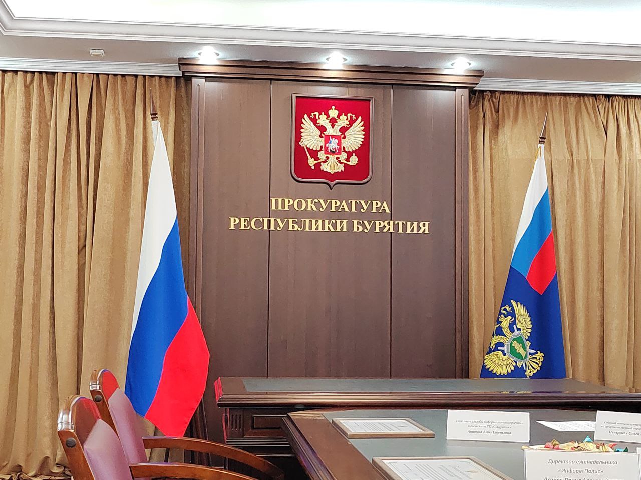 В суд направлено уголовное дело по мошенничеству в Улан Удэ Прокурор Железнодорожного района г Улан Удэ утвердил обвинительное заключение по уголовному делу в отношении бывшего директора муниципального учреждения Улан Удэстройзаказчик Он обвиняется в совершении преступления предусмотренного пп в е ч 3 ст 286 УК РФ превышение должностных полномочий совершенное с причинением тяжких последствий и из корыстной и иной личной заинтересованности Следствием установлено что в июне 2022 г между учреждением и подрядной организацией был заключен муниципальный контракт на реконструкцию тепломагистрали 3 в п Стеклозавод стоимостью более 1 млрд рублей Подрядной организации перечислен аванс В июне 2023 года стало известно что подрядчик не имеет финансовой возможности для выполнения обязательств Вместе с тем директор учреждения в нарушение условий контракта несмотря на очевидный риск неисполнения подрядчиком обязательств по договору произвел дополнительное авансирование работ на сумму более 472 млн рублей В результате работы по реконструкции тепломагистрали 3 не окончены существенно нарушены права и законные интересы граждан проживающих в Железнодорожном и Советском районах г Улан Удэ бюджетам причинен значительный материальный ущерб на общую сумму более 634 млн рублей Уголовное дело направлено в суд для рассмотрения по существу Фото Новая Бурятия