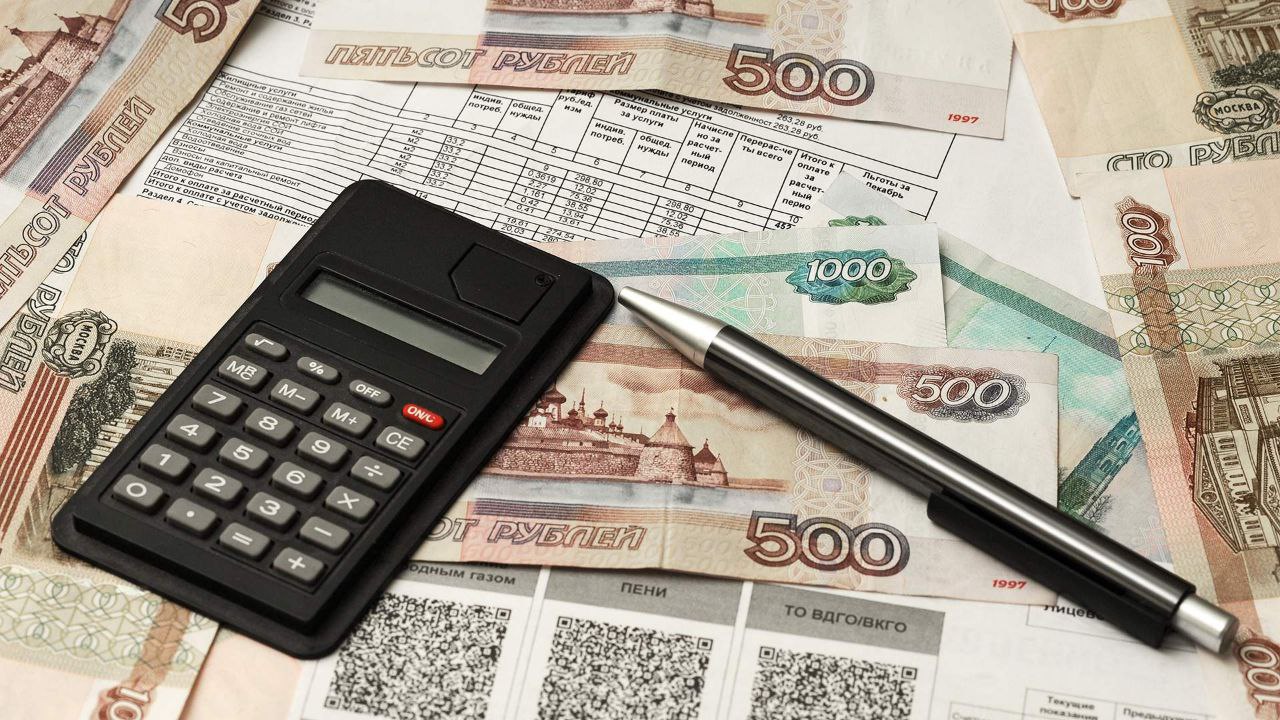 Плату за текущий ремонт в домах предложили выделить в отдельную строчку. Цель — избежать непрозрачности трат этих средств. Сегодня текущий ремонт входит в строку «содержание жилплощади», и, по мнению депутатов, расходование этих средств может быть зачастую нецелевым. В ближайшее время в Госдуму внесут законопроект, который скорректирует ситуацию. Его авторы заверяют: россияне не будут оплачивать текущий ремонт, если он не требуется, однако, если он необходим, установят необходимую сумму сами. Эксперты же отмечают риски злоупотреблений, если четко не прописать процедуру взимания платы.