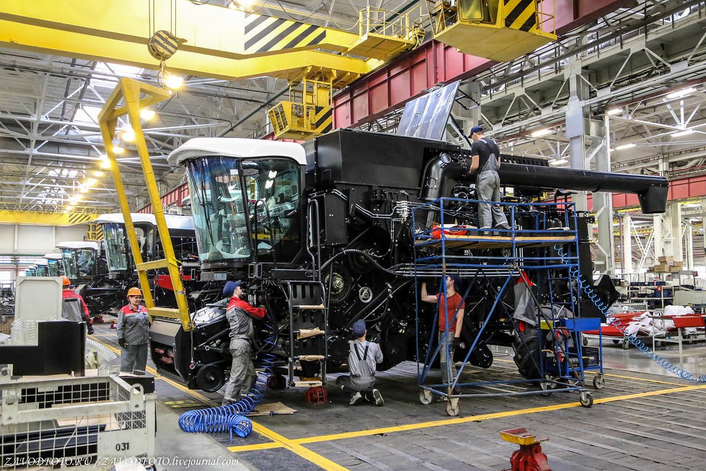 Отгрузка российской сельхозтехники на внутренний рынок в январе сентябре 2025 г снизилась на 26 5 к аналогичному периоду прошлого года до 114 3 млрд руб Такие данные приводят в ассоциации Росспецмаш Наиболее сильное снижение демонстрируют поставки зерноуборочных комбайнов почти в 1 5 раза до 1570 шт зерноочистительных машин на 39 до 474 шт и сельскохозяйственных тракторов на 37 до 1971 шт По сегментам сельхозтехники рост продемонстрировали только отгрузки машин для внесения удобрений 270 шт 39 и плугов 1880 шт 0 4 Для смягчения проблем рынка в Росспецмаше традиционно предлагают дофинансирование программы 1432 до 20 млрд рублей ежегодно до 2035 г и увеличить субсидируемую скидку на сельхозтехнику для аграриев Также Росспецмаш призвал вернуть программу 1269 субсидирующую экспорт сельхозтехники По оценкам ассоциации на эти цели необходимо выделить субсидии в размере 1 млрд руб ежегодно до 2035 г ПроТрактор Сельхозтехника