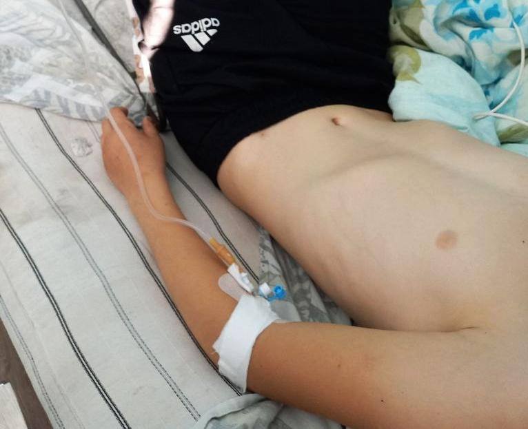 В Бурятии врачи спасли 10-летнего мальчика после укуса гадюки Школьник отдыхал в местности Грязный Дабан. Ранним утром малыш заметил на дороге змею и попытался схватить ее. Рептилия атаковала первой. Мальчик почувствовал сильную боль в ноге и побежал в дом. Через полдня нога начала опухать. Под вечер ребенку вызвали врача — ему поставили укол и госпитализировали в Закаменскую ЦРБ. — К счастью, нашему маленькому пациенту повезло. Вовремя была оказана квалифицированная медицинская помощь. В таких случаях категорически запрещено самолечение. От укуса змеи боль сама не пройдёт, а вот последствия для человека могут быть катастрофическими. В случае длительной задержки в лечении могла грозить ампутация конечности, — пояснили в ЦРБ. Ребёнку поставили антидот от яда гадюки, а затем препараты по укреплению сосудов и антигистаминные. Сегодня жизни мальчика уже ничего не угрожает