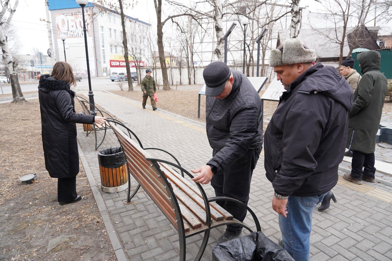 Сохранность городских скверов проверили общественные наблюдатели  Комиссия народного контроля и специалистов администрации муниципалитета побывали на семи благоустроенных территориях города и оценили их состояние.    Объектами мониторинга стали скверы, которые обустроили в 2022 году: ул. Пушкина, 166; ул. Краснознаменная, 135а; ул. Пушкина, 25; ул. Уссурийская, 71; ул. Чичерина, 85; ул. Тимирязева, 50; ул. Октябрьская, 189.    Все общественные территории нуждаются в уборке и обновлении лакокрасочного покрытия. С установлением положительных температур специалисты приступят к работе: очистят арт-объекты и элементы освещения от пыли, заменят некоторые доски.  Отметим, что благоустройство скверов проводилось по программе «Формирование комфортной городской среды».  Полный текст материала размещен на сайте администрации Уссурийского городского округа.