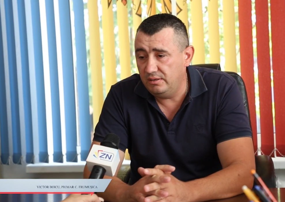 Скандал в PAS: примар, задержанный за убийство, оказался бывшим кадром Плахотнюка  Партия действия и солидарности  PAS , пришедшая к власти под лозунгами борьбы с коррупцией и «наследием Плахотнюка», оказалась в эпицентре громкого скандала. Задержан примар села Фрумушика, Флорештского района, 38-летний Виктор Бойку - ныне член PAS, а в прошлом избранный от Демократической партии  PD  олигарха Влада Плахотнюка.  Следствие утверждает, что в 2018 году Бойку, занимая пост примара от PD, до смерти избил одного из работников на глазах у его семьи. Чтобы замять дело, он пообещал родственникам поддержку, а вместе с районным судмедэкспертом якобы подделал свидетельство о смерти. Семь лет спустя, когда обещания так и не были выполнены, а Бойку выиграл третий мандат - уже от PAS, семья погибшего обратилась в правоохранительные органы.  Скандал усиливает риторический вопрос, который всё чаще звучит в обществе: где хоть один арестованный или осуждённый из ближнего круга Плахотнюка? Вместо демонстративной «чистки» PAS, по сути, унаследовала партийный актив Демпартии - по оценкам, около 80% бывших примаров PD перешли под её знамёна.  В итоге, обещанная «борьба с прошлым» всё больше напоминает его продолжение.