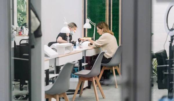 Реформа которая пройдет в начале 2026 года затронет целый ряд льготных режимов налогообложения которыми пользуется малый и средний бизнес По оценке руководителя нефинансовых продуктов Т бизнеса Анастасии Яннаевой она повлияет на налоговую нагрузку 10 компаний причем половина из них попадает под реформу только в 2027 году и позже Что изменится в налогообложении как малому бизнесу к этому подготовиться рассказываем в материале РБК Отрасли