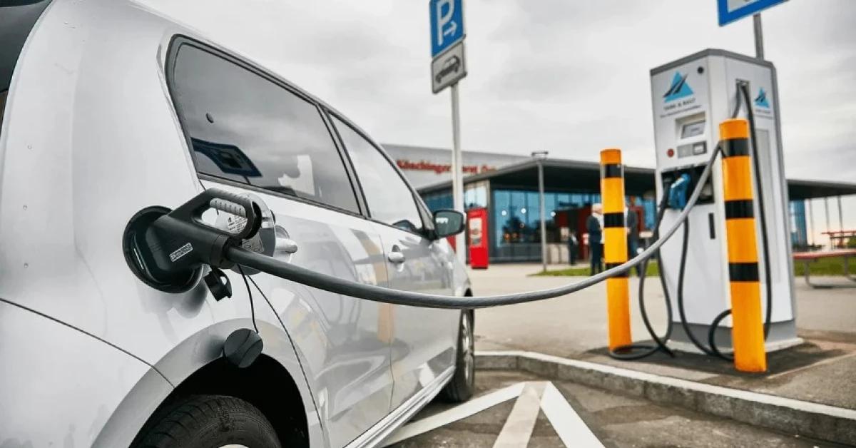 Количество зарядных станций для электромобилей в Ростовской области за год выросло почти в два раза В прошлом году в регионе действовало 60 электрических зарядных станций По состоянию на октябрь 2025 года их число достигло 108 сообщили в пресс службе минэнерго Ростовской области Несмотря на внушительный рост числа зарядок Ростовская область пока не входит даже в десятку регионов России по этому показателю Для сравнения в Москве 828 публичных зарядок для электромобилей в Московской области 761 в Краснодарском крае 414 станций