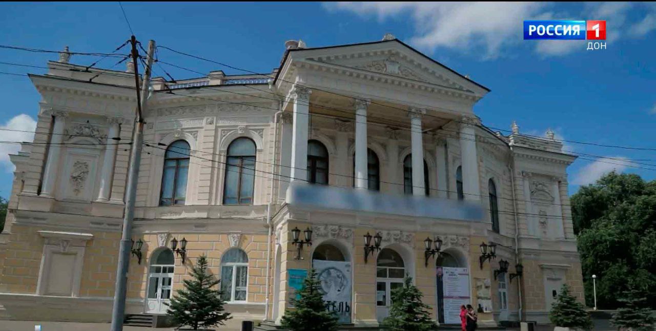 Ростовский молодежный театр накануне завершил юбилейный — 95-й — сезон. Перед уходом на заслуженный отдых труппа показала зрителям две недавние премьеры — спектакли «Тот самый Мюнхгаузен» и «Дама с собачкой». Режиссеры Михаил Заец и Денис Хуснияров представили свои версии известных произведений. Как рассказали в театре, артисты уже начали подготовку к следующему сезону. На сцене идут репетиции нового спектакля «Чудаки» по пьесе Максима Горького. Премьера запланирована на конец сентября. Подписаться Прислать новость