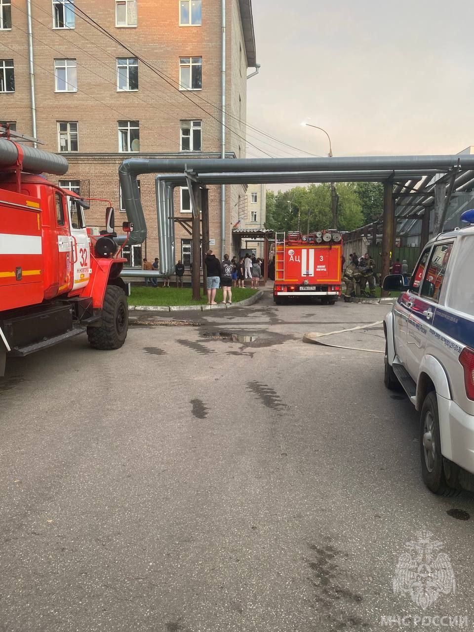 Более 300 человек эвакуированы из горящего здания ранним утром По прибытии первого пожарно-спасательного подразделения в общежитие НГУ им. Н.И. Лобачевского, на проспекте Гагарина наблюдалось сильное задымление в подвале. Погибших и пострадавших нет, эвакуировано 339 человек. От чрезвычайного ведомства было задействовано 41 человек и 11 единиц техники. Причиной возгорания стало короткое замыкание холодильника. МЧС России напоминает: своевременно проверяй состояние электропроводки; не оставляй включенные электроприборы без присмотра; не перегружай электросеть; отключай неиспользуемые электроприборы уходя из помещения. Установи в жилье пожарный извещатель. Подари его тем, кто тебе дорог. Безопасность начинается с тебя!
