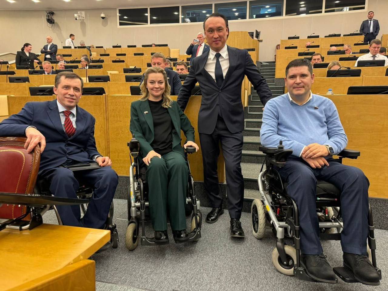 В России открыт путь для инклюзивного туризма Сегодня Государственная Дума единогласно приняла закон об обеспечении доступности объектов туристской индустрии для инвалидов и маломобильных граждан Закон об инклюзивном туризме я считаю самым важным достижением этого года и значимой вехой на пути развития туриндустрии в России в целом Для его появления проведена большая и серьезная работа по согласованию со всеми вовлеченными сторонами фоивами туристическим бизнесом всероссийскими ассоциациями инвалидов  В результате удалось найти баланс устроивший всех участников туриндустрии С принятием закона полномочия регионов дополняются обязательством по контролю за обеспечением доступности объектов туриндустрии Порядок обеспечения условий доступности будет утвержден регулятором туристической отрасли Минэкономразвития РФ Требования по обеспечению доступности объектов туристской индустрии для инвалидов будут применяться с 1 сентября 2026 года Отдельно хочу поблагодарить коллегу по Комитету Наталью Олеговну Каптелинину являющуюся одним из авторов законопроекта и выступившую сегодня с докладом в Государственной Думе Tarbaev Sangadji ВК sangadjitarbaev