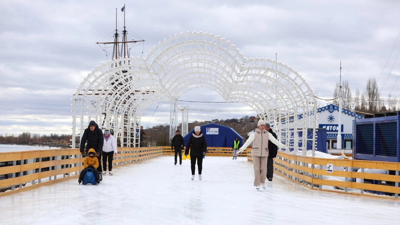Каток на Адмиралтейской площади не будет работать все день Из за обильного снегопада техника для заливки льда не может быть допущена на площадку Все сеансы катания запланированные на сегодня 31 января отменены   vrn aif ru society details glavnyy katok voronezha zakryli na ves den iz za nepogody aifvrn