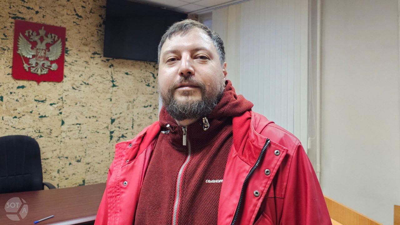 В Екатеринбурге по статье о клевете судят оператора проекта Прекрасная Россия за сюжет о коррупции уральского бизнесмена В Октябрьском суде Екатеринбурга прошло первое заседание по делу оператора проекта Прекрасная Россия Евгения Русских Русских обвиняют в клевете ему грозит штраф до 5 млн рублей либо лишение свободы до 5 лет передал наш корреспондент В момент начала расследования в апреле 2024 года мужчине также вменяли нарушение неприкосновенности частной жизни но в ходе предварительного следствия обвинения по этому составу отпали ввиду отсутствия доказательств По версии следствия в феврале 2019 года у местного предпринимателя Юрия Аксенова возникла личная неприязнь к Богдану Новороку на фоне отказа в продаже Аксенову новых земельных участков а также заключения договора об аренде других участков В конце ноября 2023 го Аксенов обратился к ведущему канала Прекрасная Россия Евгению Анисимову с предложением за плату опубликовать материалы порочащие честь и достоинство бизнесмена Новорока После чего Анисимов и Русских создали и опубликовали два ролика Олигарх обворовал Екатеринбург на 2 трлн и Екатеринбургский спрут Евгений Русских полностью отрицает свою вину Оператор также отказался от своих ранних показаний заявив что они были даны под давлением 23 апреля 2024 года домой к автору YouTube канала Евгению Анисимову пришли домой с обыском сотрудники силовых ведомств Также обыски прошли и в редакции проекта Мужчину обвинили в клевете и в нарушении неприкосновенности частной жизни 7 февраля 2025 года его вновь задержали по обвинению в распространении материалов экстремистской направленности из за видеороликов критикующих работу сотрудников МВД Фото SOTAvision Подпишитесь на SOTAvision новости из России без цензуры и пропаганды