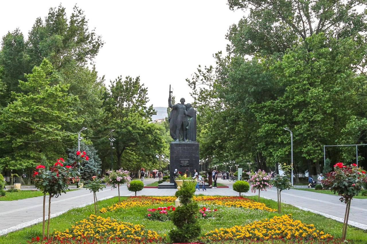 ЦУР и Минтуризма Дагестана запустили три патриотических турмаршрута к 80-летию Победы. "В рамках туристических программ планируется знакомство с тематическими мемориалами и монументами, посещение музея Боевой славы им. Валентины Макаровой, Аллеи Славы в парке им. Ленинского Комсомола, зданий в Махачкале, в которых размещались военные госпитали, а также мемориала "Защитникам Отечества" в городском парке культуры и отдыха им. М. Халилова, завода и музея "Дагдизель", единственного многоэтажного дома в Каспийске, который строили пленные немцы. Планируется посещение в Махачкале исторического парка "Россия - моя история", памятника Герою Советского Союза Магомеду Гаджиеву, памятника "Белые Журавли" в селе Гуниб и мемориала Великой Отечественной войны в селе Леваши", - сообщили в министерстве по туризму и народным художественным промыслам Дагестана. Как рассказал ТАСС руководитель ЦУР Дагестана Испафил Исрафилов, экскурсии по данным маршрутам в первую очередь необходимо провести для школьников. "Мы уже выходили с инициативой в региональный Минобр, чтобы в период школьных каникул детей возили именно по этим маршрутам", - добавил он. Фото: Пресс-служба главы Дагестана