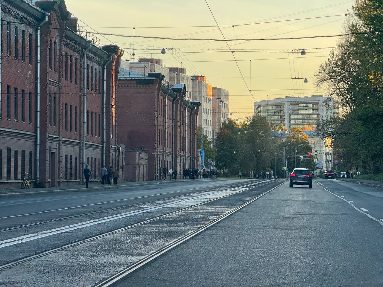 С сегодняшнего дня на Новочеркасском проспекте и Красногвардейской площади возобновляется регулярное движение трамваев   Ремонтные работы заняли 4 месяца. Новые рельсы повышенной прочности укладывали на монолитном основании и со специальными вкладышами. Это позволит уменьшить вибрацию и шум во время движения.