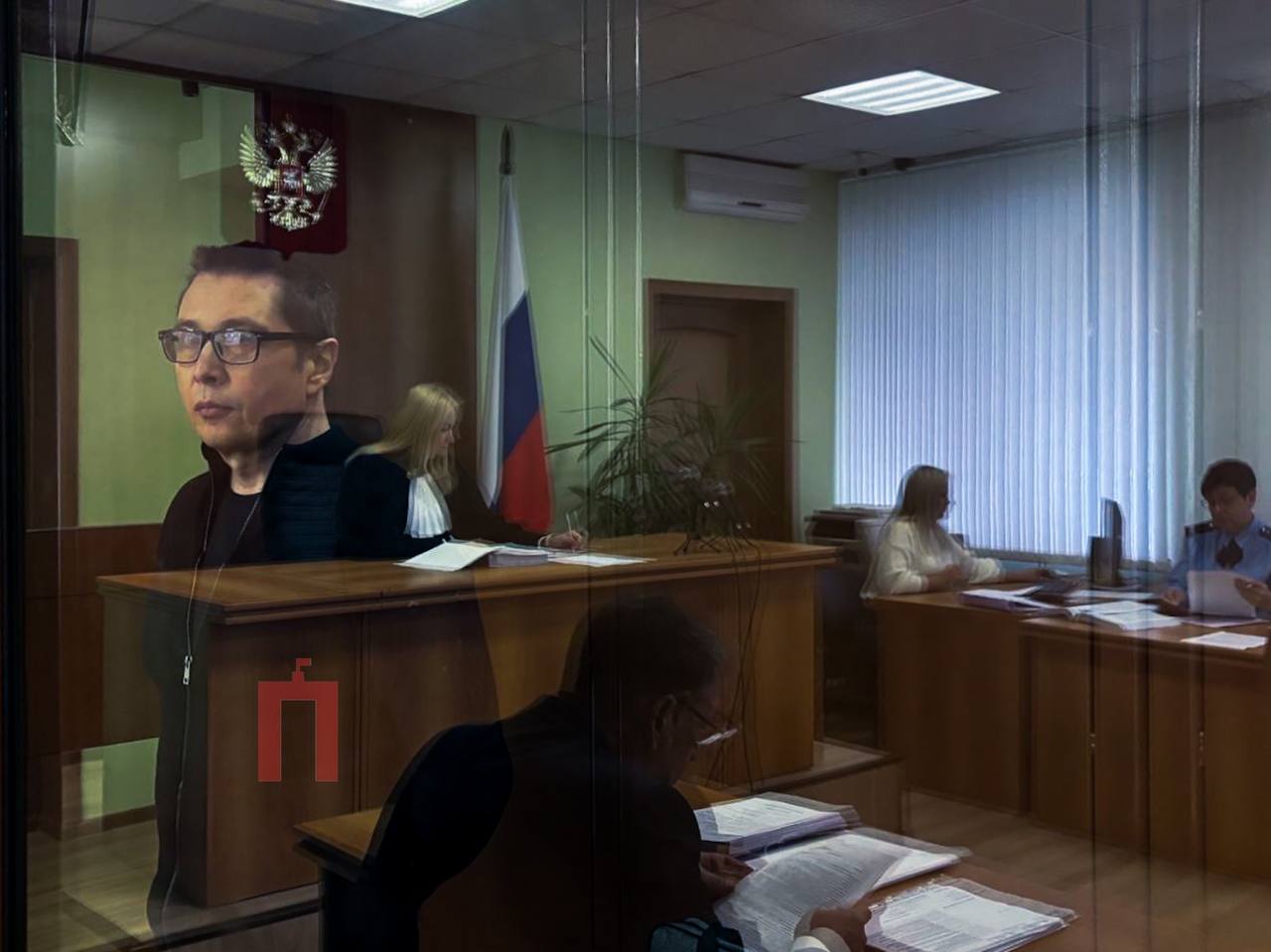 Бывшего ректора ВГУ Дмитрия Ендовицкого отправили в колонию на 8 лет Ленинский райсуд Воронежа признал его виновным в передаче взятки и распространении порнографических материалов и приговорил к 8 годам колонии строгого режима Дело рассматривалось в закрытом режиме с апреля Обвиняемому в посредничестве во взятке профессору Юрию Трещевскому дали 5 лет условно Ендовицкий находится под стражей с июня 2024 года после возбуждения уголовного дела о даче взятки 600 тыс рублей за диссертацию его супруги В ноябре 2024 го добавилось еще одно уголовное дело об изготовлении и распространении порнороликов Бывший ректор категорически отрицал свою вину Он считал что стал неугодным определенным лицам Подписывайся на Площадь