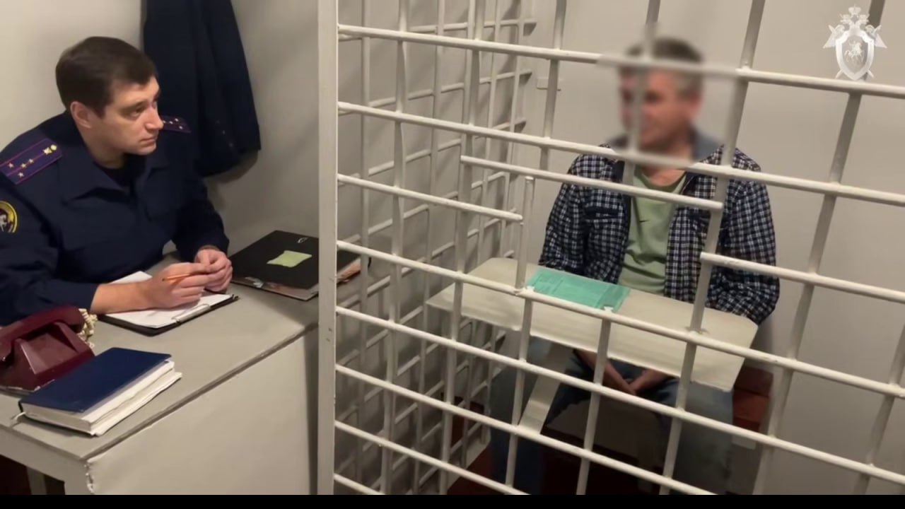 Серийный насильник предстанет перед судом на Южном Урале Мужчина совершал преступления в период с 2016 по 2018 годы в городе Магнитогорске. Преступник выслеживал своих жертв, после чего приходил к ним в квартиру, где ворвавшись с ножом, насиловал женщин, а потом грабил. Нападавший всегда скрывал свое лицо, используя маски и балаклавы, а также перчатки, чтобы не оставлять следов. За период своей противоправной деятельности, он успел напасть на 6 женщин, 7 жертва находилась в квартире не одна и преступник сбежал с места не успев совершить задуманное. После этого маньяк затаился, но все это время его розыск со стороны силовиков продолжался, а в следственном комитете региона возбудили сразу несколько уголовных дел, в ходе которых было проверено свыше 3 тысяч человек. В ноябре прошлого года генотип одного из проверяемых указал на то, что он может быть родственником нападавшего. «После предъявления мужчине неопровержимых доказательств причастности к преступлениям и правильно выработанной тактике допроса, фигурант дал признательные показания относительно обстоятельств преступлений», – рассказали в следственном комитете Челябинской области. В настоящее время расследование завершено, в ближайшем будущем насильник предстанет перед судом.