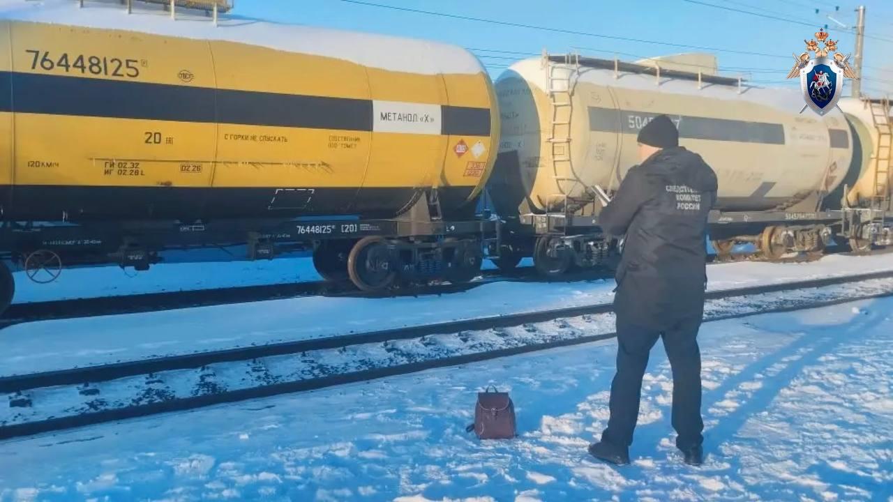 В Самаре женщина погибла под грузовым поездом В среду 24 декабря в Самаре на железной дороге погибла женщина Об этом сообщает Центральным МСУТ СК России По предварительным данным на станции Безымянка местная жительница переходила железнодорожные в неположенном месте и попала под грузовой состав От полученных травм пострадавшая скончалась В связи с трагедией начали доследственную проверку по ст 263 УК РФ Нарушение правил безопасности движения и эксплуатации железнодорожного транспорта Фото Центральный МСУТ СК России