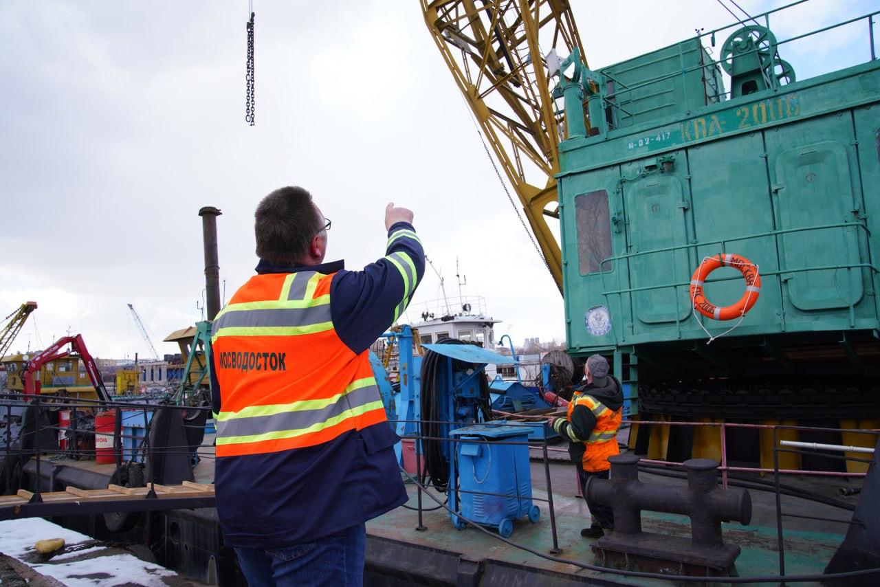 В Москве стартовала подготовка судов коммунального флота к будущей навигации Как сообщил заместитель Мэра Москвы Петр Бирюков суда участвовавшие в очистке Москвы реки и Яузы переведены в режим консервации План подготовки включает ремонтное обслуживание девяти судов и модернизацию их технических систем За сезон суда собрали более 530 тонн мусора и тысячи тонн грунта Сейчас специалисты проверяют оборудование выполняют покраску и замену расходных материалов На ряде судов модернизируют силовые установки и грейферы Судна ледового класса остаются на дежурстве в зимний период