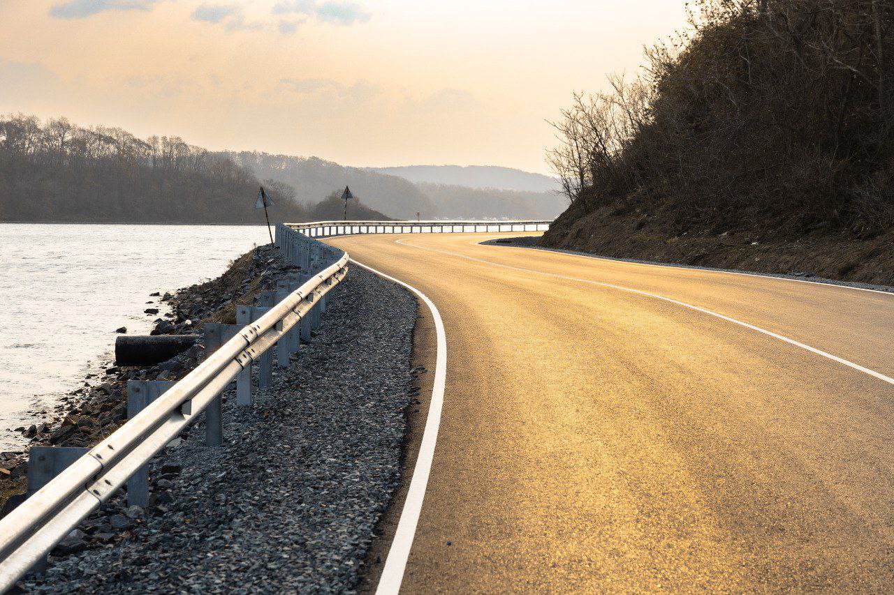 От пыльных грунтовок к ровному асфальту как меняется дорожная сеть острова Русский В 2025 году во Владивостоке реконструируют очередной участок дороги на осторове Русском Точнее даже два участка между поселками КЭТ и Подножье общей протяженностью 2 6 км Оставшийся отрезок в районе Шигино менее 1 км по берегу моря реконструировать не будут а построят новую дорогу решение об этом принял глава города Константин Шестаков На месте старой дороги обустроят зону отдыха  Мэр регулярно проверяет ход работ которые имеют важное значение для жителей островной территории По его словам дороги на Русском становятся не только ровными но и безопасными на многих участках монтируется леерное ограждение которого здесь раньше не было Асфальтирование дорог на острове одна из приоритетных задач В прошлые годы здесь сделали более 9 км Уже заключили контракт на проектирование и строительства дороги от съезда с Университетского проспекта в районе вертодрома и по направлению к бухте Новик Она появится до конца 2027 года сообщил Константин Шестаков