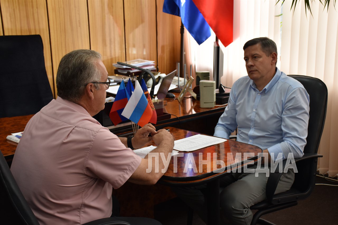 Председатель Правительства ЛНР Егор Ковальчук с рабочим визитом посетил Антрацитовский м. о. Важные направления развития города и района, решение насущных задач Егор Викторович обсудил совместно с главой муниципалитета Сергеем Саенко. Совещание прошло с участием представителей профильных министерств республики. Одной из ключевых тем, о которой говорили на встрече, стал вопрос создания в округе новых качественных рабочих мест. Председатель Правительства отметил, что его решением может стать привлечение инвесторов, которые откроют новые предприятия. На совещании рассмотрели и ряд других не менее важных проблем, волнующих антрацитовцев: водоснабжение, получение компенсации за утраченное имущество пострадавших вследствие прошлогодних ландшафтных пожаров, оснащение специальной техникой учреждений здравоохранения города и района. Для решения каждой обозначены конкретные задачи и пути решения. По завершении совещания Председатель Правительства ЛНР посетил объекты городской среды и промышленности округа. Подробнее Вконтакте Одноклаcсники