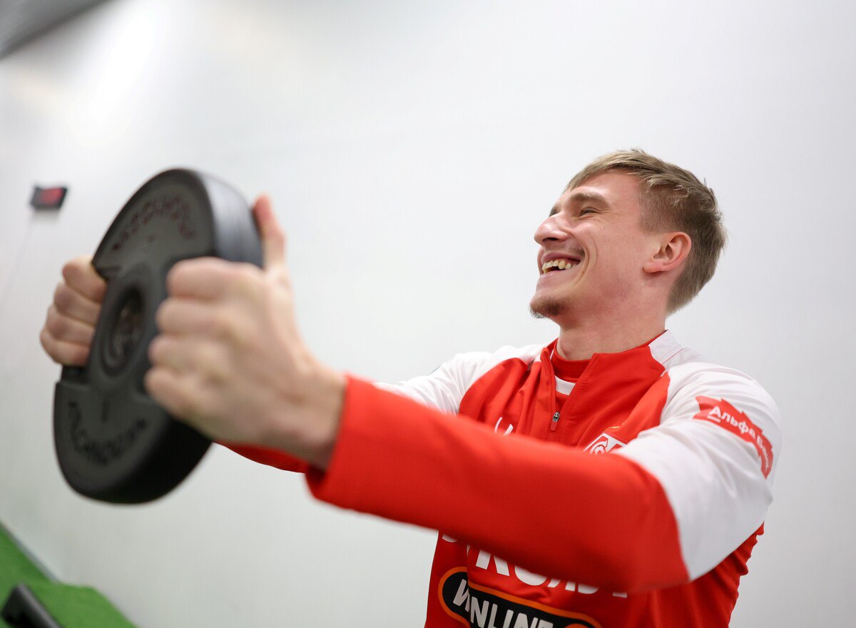 Защитник Спартака Илья Самошников покинул сборы команды в ОАЭ по медицинским показаниям Об этом сообщается на сайте московского клуба Самошников продолжит подготовку к весенней части сезона в Москве После выполнения комплекса необходимых процедур он вернется в ОАЭ Возвращение футболиста в расположение команды планируется к матчу с Пюником говорится в сообщении Игра против Пюника пройдет 3 февраля Агент футболиста Алексей Бабырь сообщил СЭ что у Самошникова нет серьезных проблем Он прошел медобследование и нашли небольшое повреждение над которым надо поработать У него уйдет на это порядка недели сказал Бабырь Global Look Press Подписаться на РБК Спорт